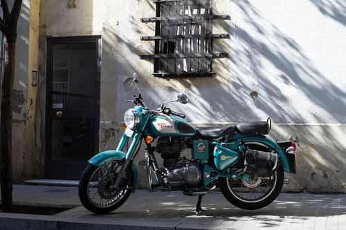 Moto classique Royal Enfield 500 à Barcelone