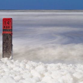 Strandpaal 14 op het strand van Ameland von Sanneke Kortbeek