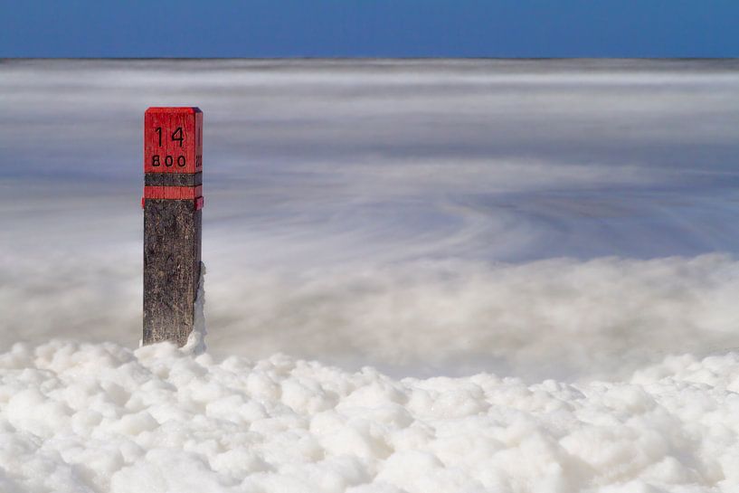 Strandpaal 14 op het strand van Ameland by Sanneke Kortbeek