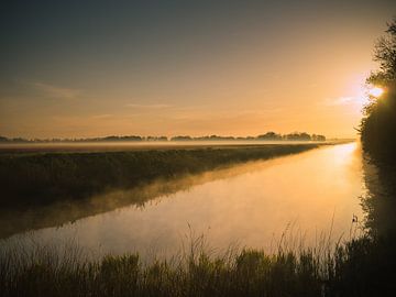 zonsopkomst bij water van Martijn Tilroe