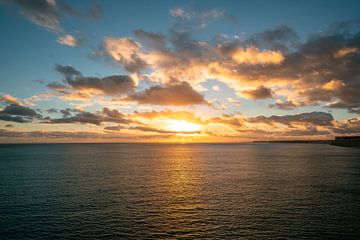 Sonnenuntergang über dem Meer an der Algarve, Portugal