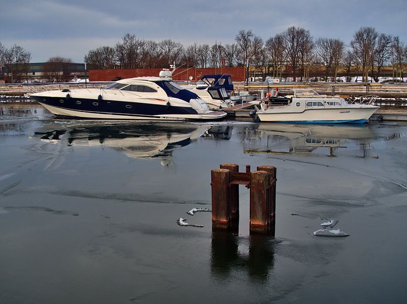 Bateaux dans le port par Edgar Schermaul