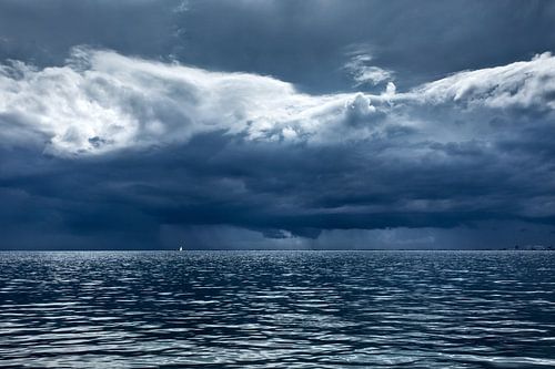 Gewitterwolken über den Wasser des Wattenmeeres 