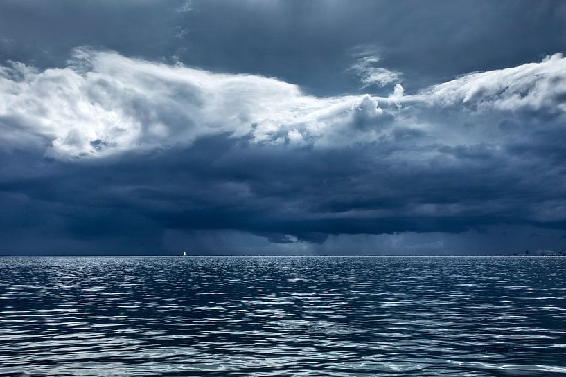 Dreigende stormwolken boven de Waddenzee van Texel eXperience