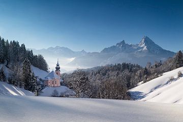 Kerk voor Watzmann in de winter van Dieter Meyrl