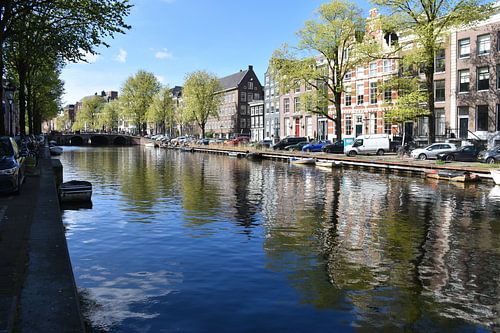 Een stadskanaal in de lente