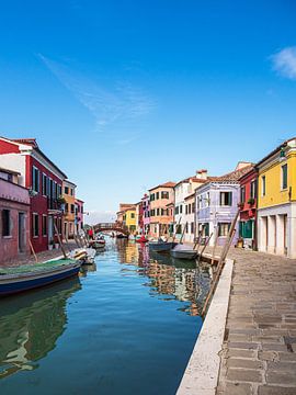 Kleurrijke gebouwen op het eiland Burano dichtbij Venetië, Italië van Rico Ködder