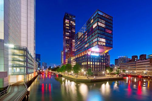 Nachtfoto The Red Apple te Rotterdam