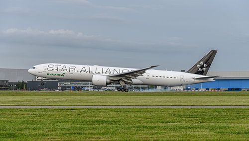 Atterrissage du Boeing 777-300 d'EVA AIR en provenance de Taiwan.