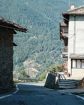Dorf in den Bergen über dem Aosta-Tal von Eugenio Eijck