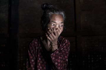 Sasak vrouw in Noord Lombok van Mark Thurman