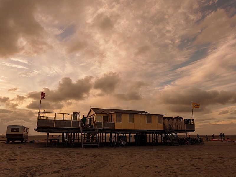 Strandhuis met wolken op Schier par Anneriek de Jong