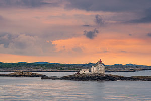 Der Leuchtturm Grønningen Fyr vor Kristiansand in Norwegen