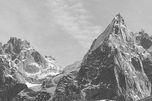Berggipfel in Schwarz-Weiß