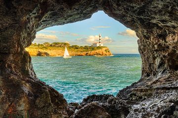 Vue à travers une arche rocheuse à Portocolom, Majorque sur Michael Valjak