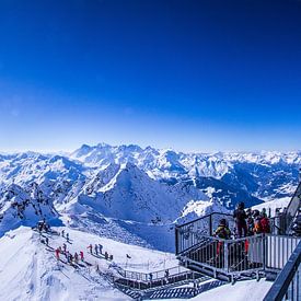 Panoramisch uitzicht vanaf de Mont Fort richting Mont Blanc van Tobias Toennesmann