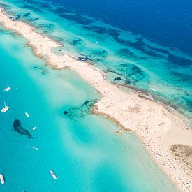 Blaues Meer bei Ibiza von jody ferron