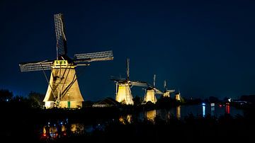 Les moulins à vent historiques de Kinderdijk en soirée sur Erwin Pilon