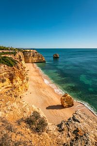 Prachtig strand Praia da Marinha in de Algarve Portugal van Leo Schindzielorz