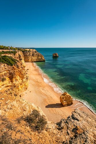 Prachtig strand Praia da Marinha in de Algarve Portugal