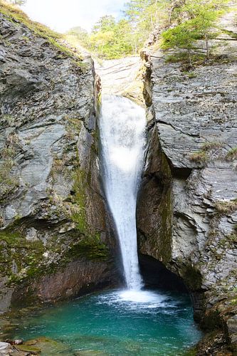 Waterval door een rotskloof in het Ahrntal