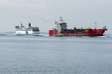 Schleppsaugbagger Marinus G und die Fähre Friesland von Wim Stolwerk