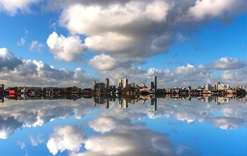 Rotterdam The Other Skyline met waterreflectie van Brian Morgan