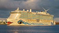 AIDAnova cruiseschip vertrekt uit Rotterdam. van Jaap van den Berg thumbnail