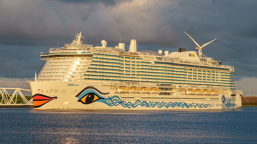 AIDAnova cruiseschip vertrekt uit Rotterdam. van Jaap van den Berg