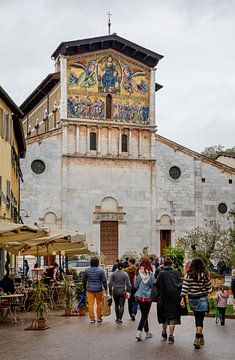 Kirche San Frediano mit byzantinischem Mosaik in Lucca, Toskana, Italien von Joost Adriaanse