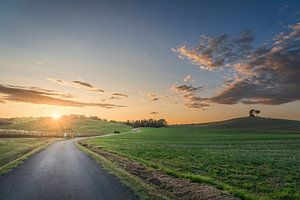 Sonnenuntergangslandschaft in der Maremma. Straße und Hügellandschaft