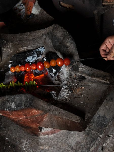 Tomaten und Chilis am Feuer grillen von Alex Neumayer