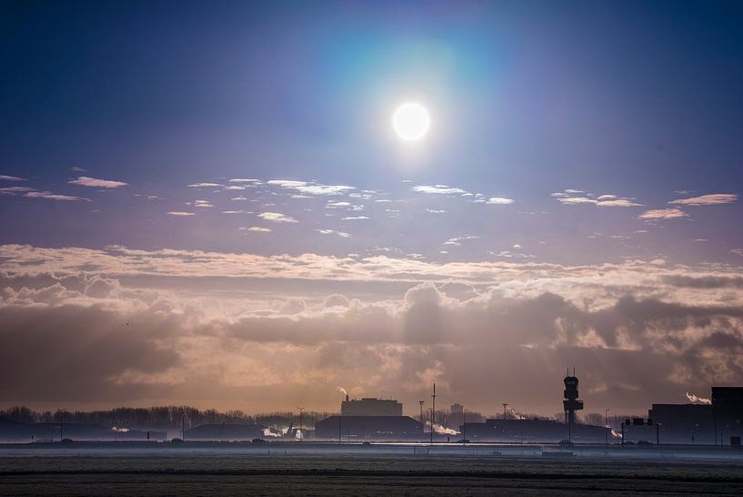 Aéroport de Rotterdam dans le brouillard du matin par Fred Leeflang