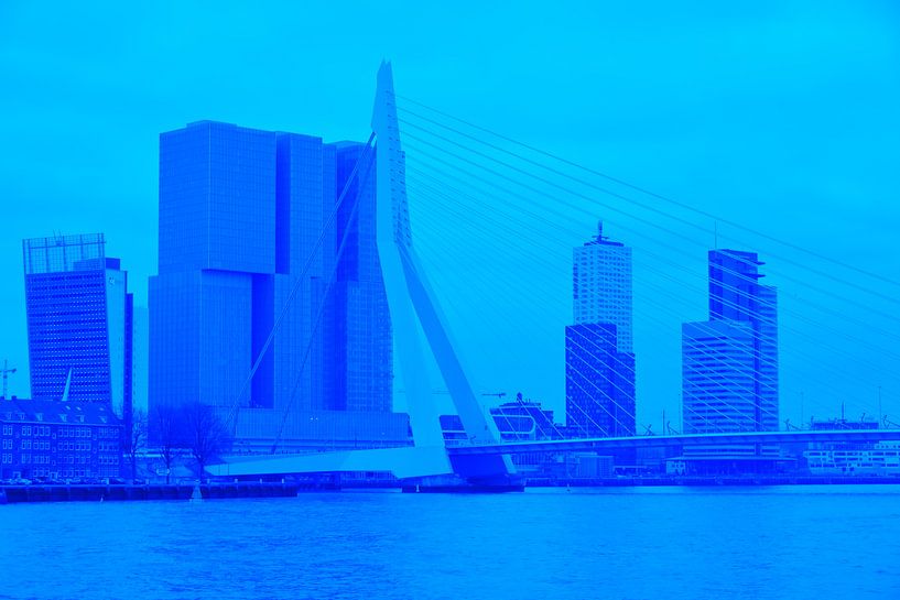 Rotterdam - Erasmusbrug en omgeving - in blauwe tinten van Ineke Duijzer