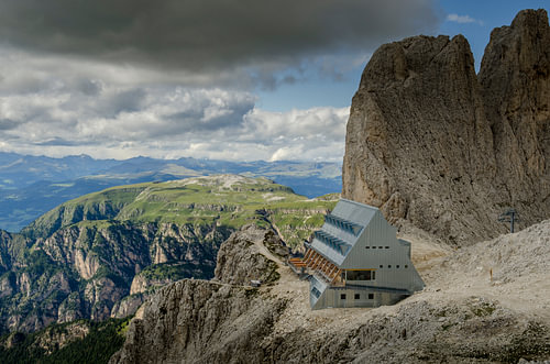 Moderne berghut op de Santnerpas in de Dolomieten (Rosengarten)