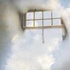 Hemels uitzicht - oud raam met blauwe hemel en wolken van Marly De Kok