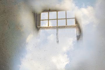 Hemels uitzicht - oud raam met blauwe hemel en wolken von Marly De Kok