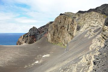 Grober Lavahügel. Ein rauer Lavahügel mit Felsen und sichtbaren Bodenschichten. Der gesamte Hang ist