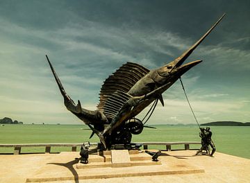 Standbeeld Marlin-Fish in Krabbi Thailand van Ruurd van der Meulen