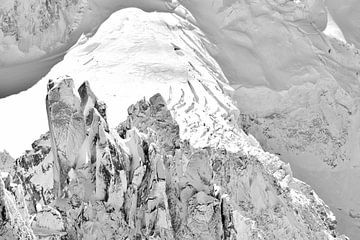 Kleine naald, Mont-Blanc, monochroom van Hozho Naasha