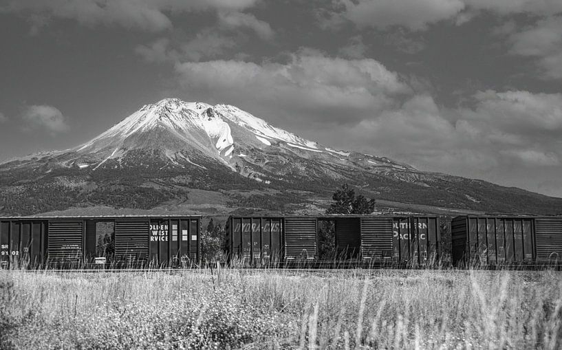 Chaud été au pied du Mont Shasta avec des wagons de chemin de fer, Californie / USA par Gerwin Schadl