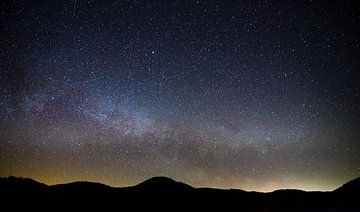 Duitsland, Miljoenen sterren van melkwegstelsel kern boven bos van adventure-photos