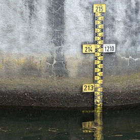Muur met waterstand meter van Jacqueline Gerhardt