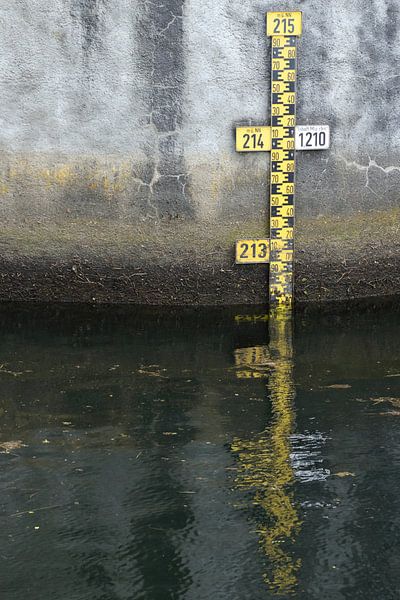 Muur met waterstand meter van Jacqueline Gerhardt