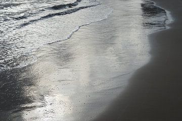 Eau grise argentée et sable 3