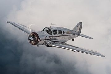 Klassisches Flugzeug über den Wolken von Planeblogger