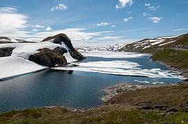 Lac de montagne avec de la neige fondante sur un plateau norvégien sur Fechita Florentina Catalina