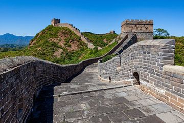 De Grote Muur bij Jinshanling in China van Roland Brack