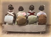 Vier Japanse vrouwen in kimono's. Vintage foto in pastelkleuren van Dina Dankers thumbnail