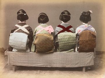 Vier Japanse vrouwen in kimono's. Vintage foto in pastelkleuren van Dina Dankers